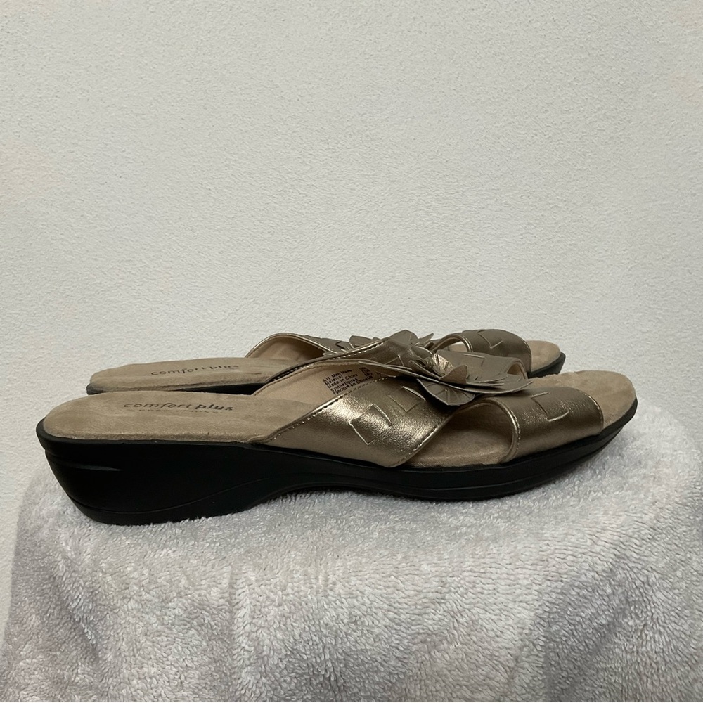 Comfort Plus By Predictions Gold Metallic Slip On Wedge Flower Design Size 8.5